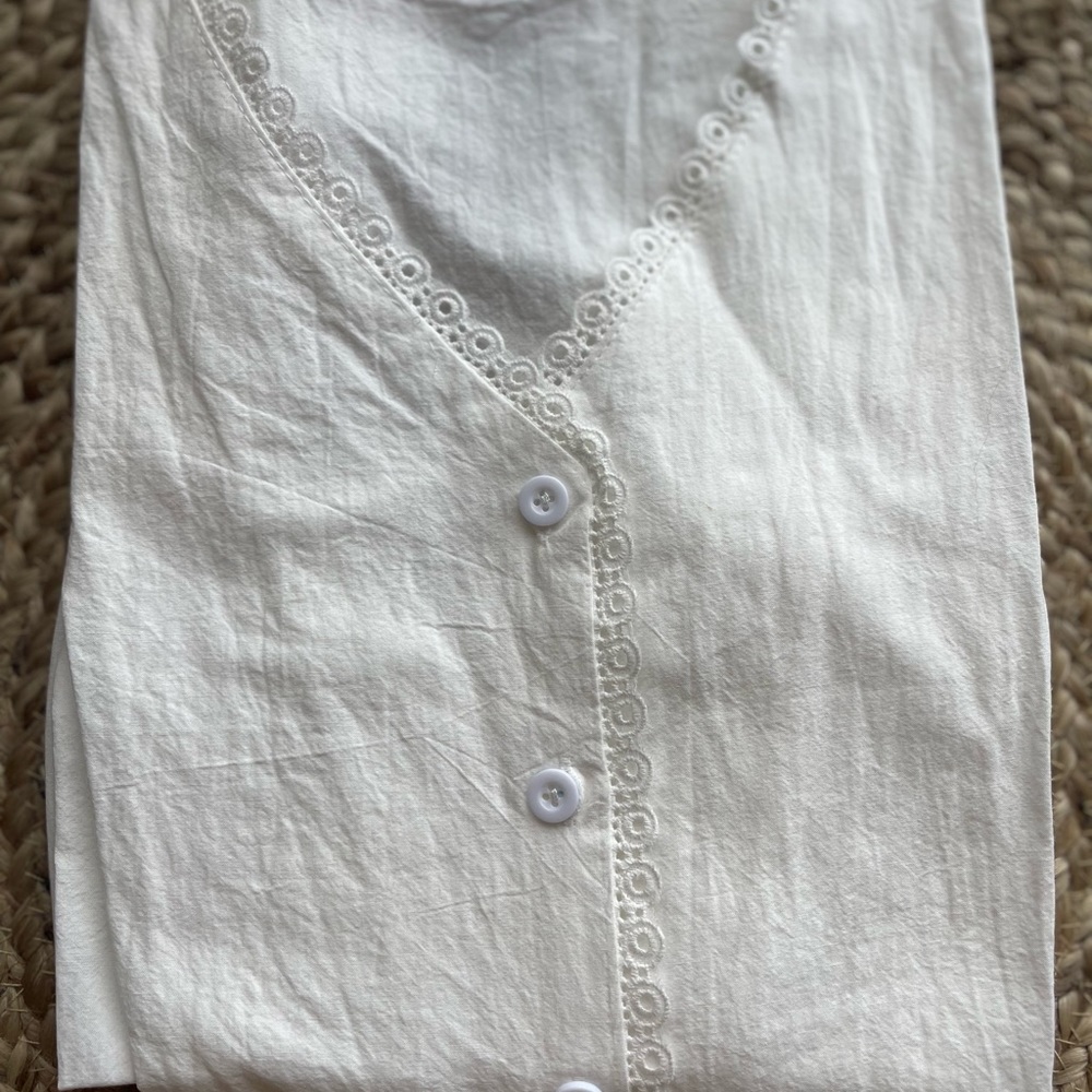 WHITE BUTTON DOWN CROP TOP